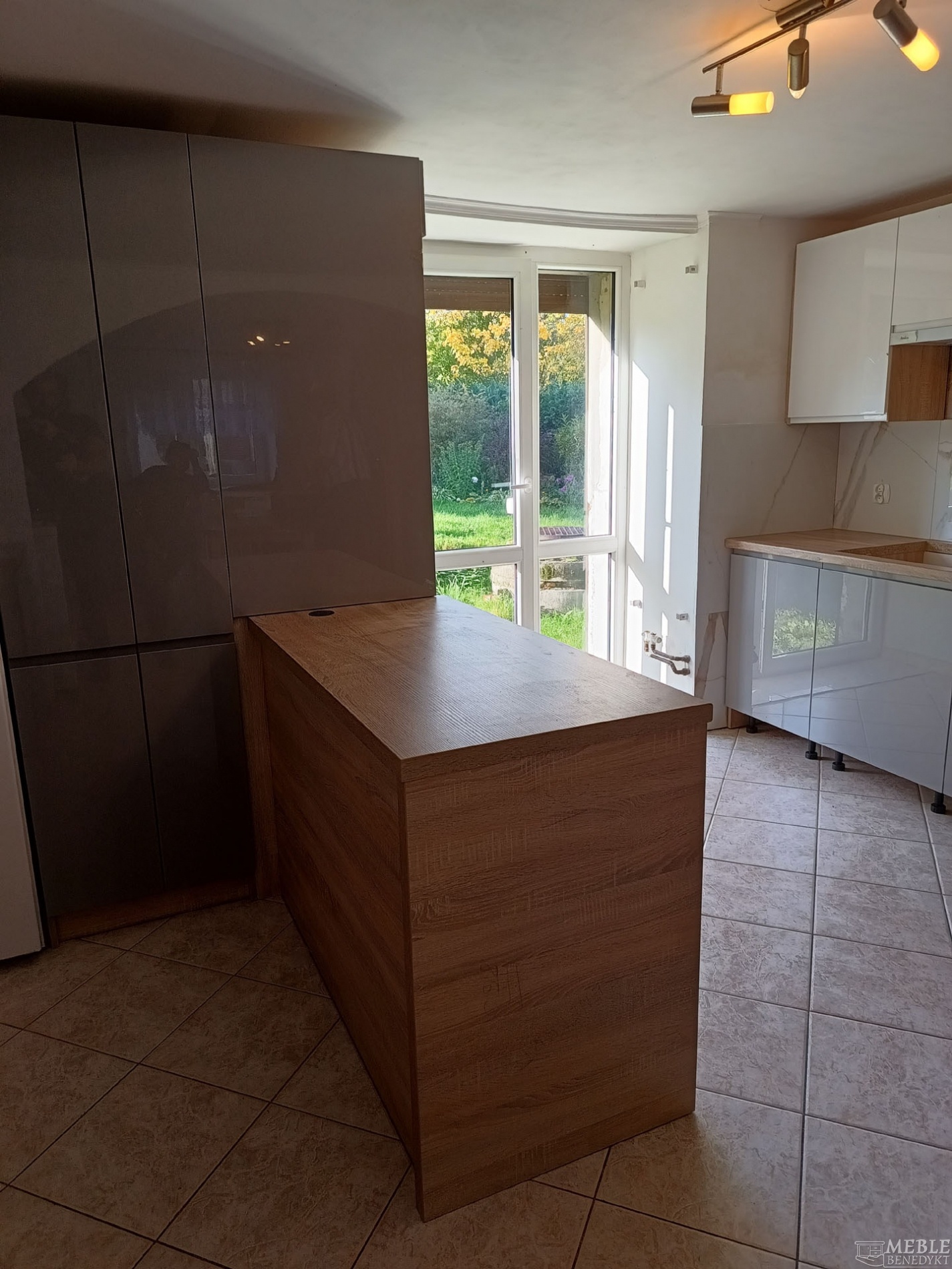 2-kuchnia-szare-dolne-biale-gorne-z-wyspa