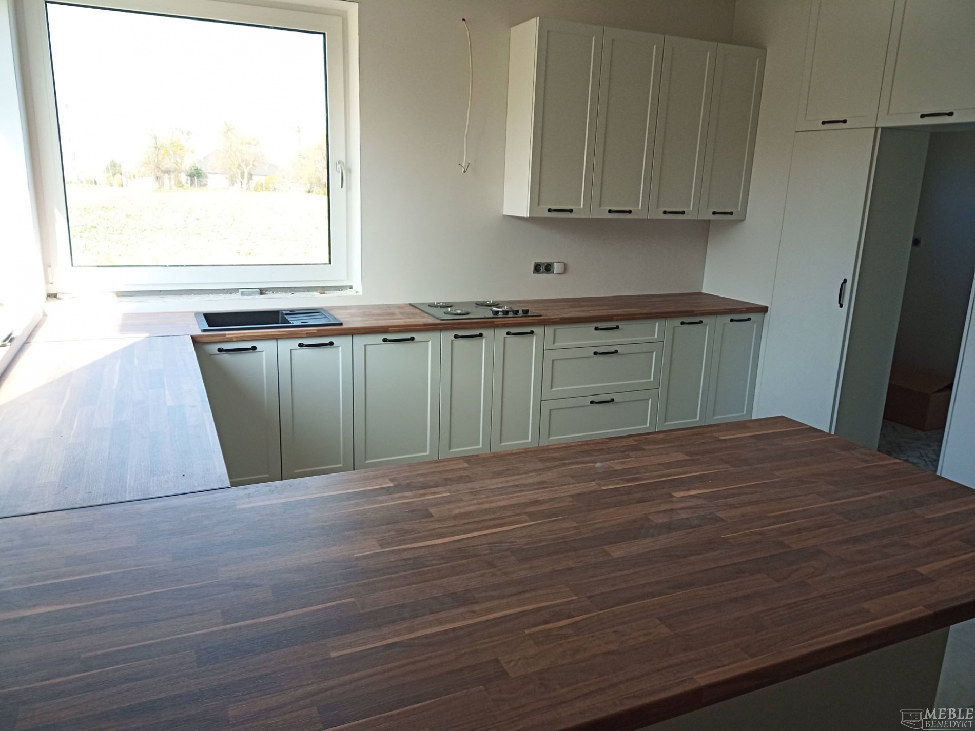 8-kuchnia-biala-blat-brazowy