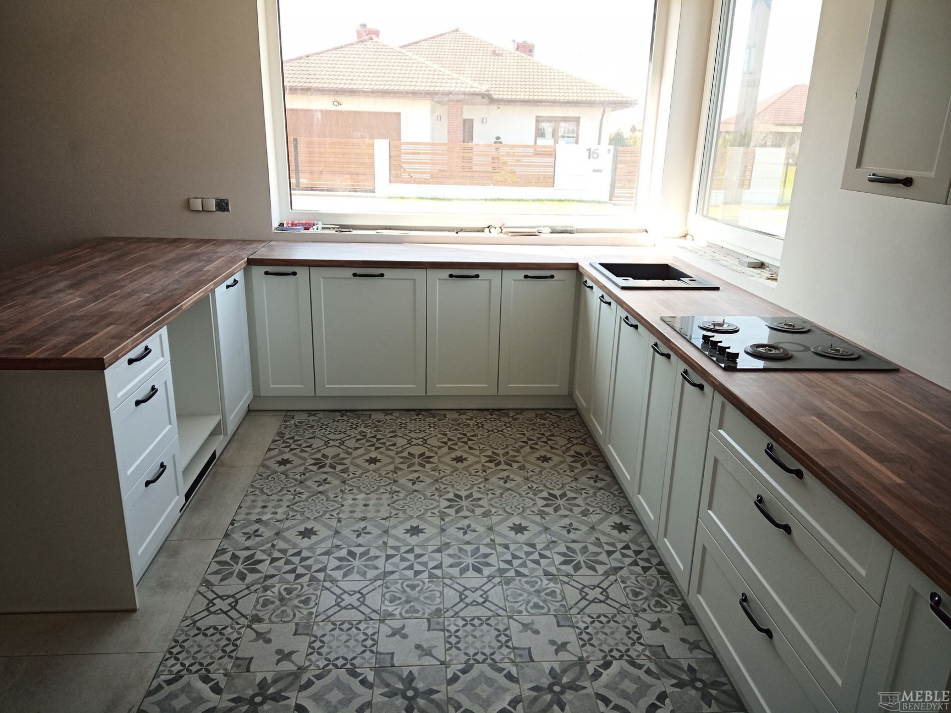 8-kuchnia-biala-blat-drewniany-ciem