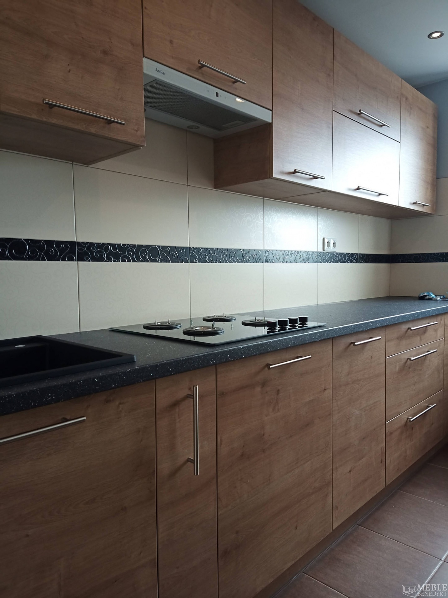 11-kuchnia-drewniana-z-ciemnym-blatem