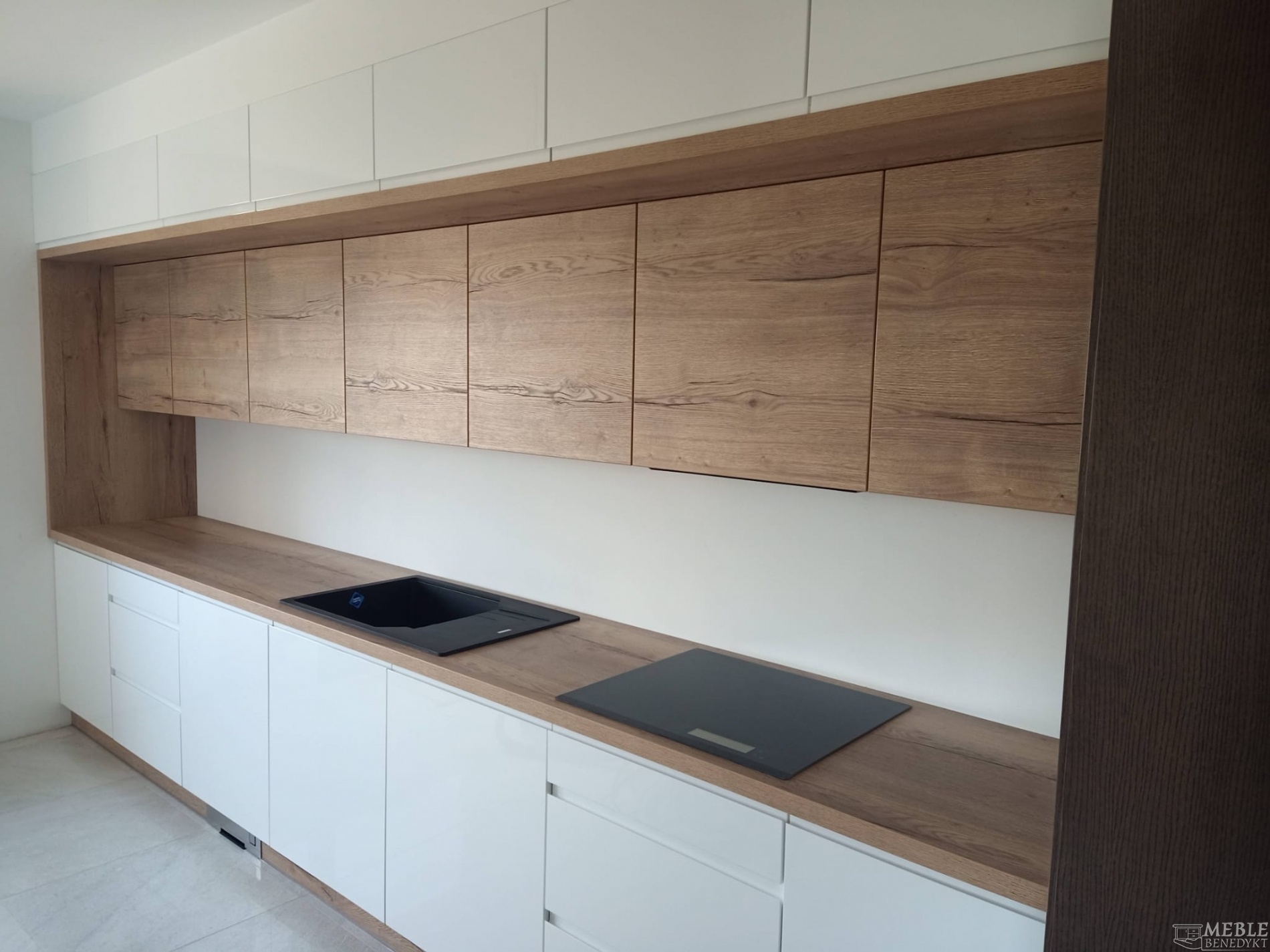 Kuchnia na wymiar biało-drewniana
