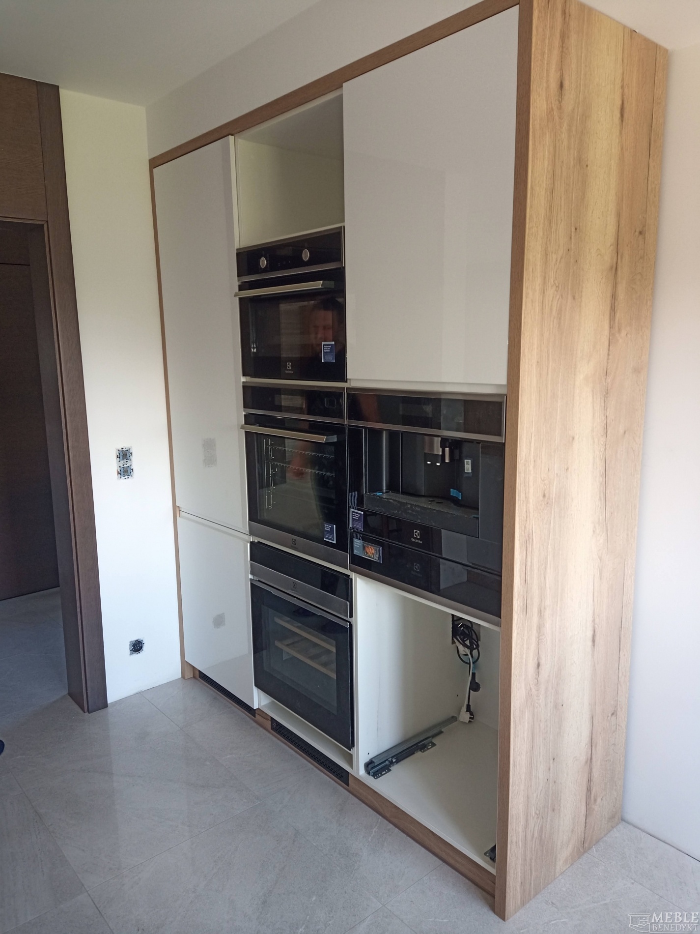 Kuchnia minimalistyczna biało-drewniana